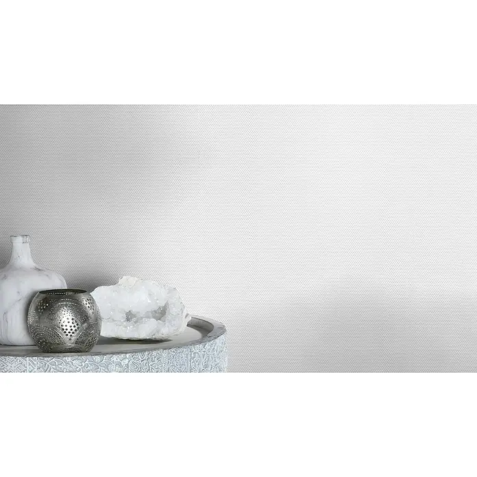 Rasch Vliestapete Feel Good Glasfaser-Optik - Weiß, Uni, 10,05 x 0,53 m, Wabenstruktur - Nahaufnahme einer eleganten Tischdekoration mit Marmorvase, Metallteelichthalter und Quarz auf einem verzierten Tisch.