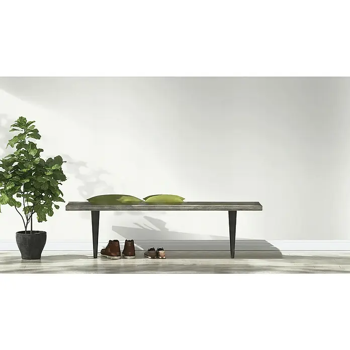 Rasch Wallton Vliestapete Makulaturvlies - Weiß, Uni, 10,05 x 0,53 m, Grammatur: 150 g/m² - Eine graue Holzbank mit zwei grünen Kissen, Schuhen und einer Pflanze vor einer weißen Wand.
