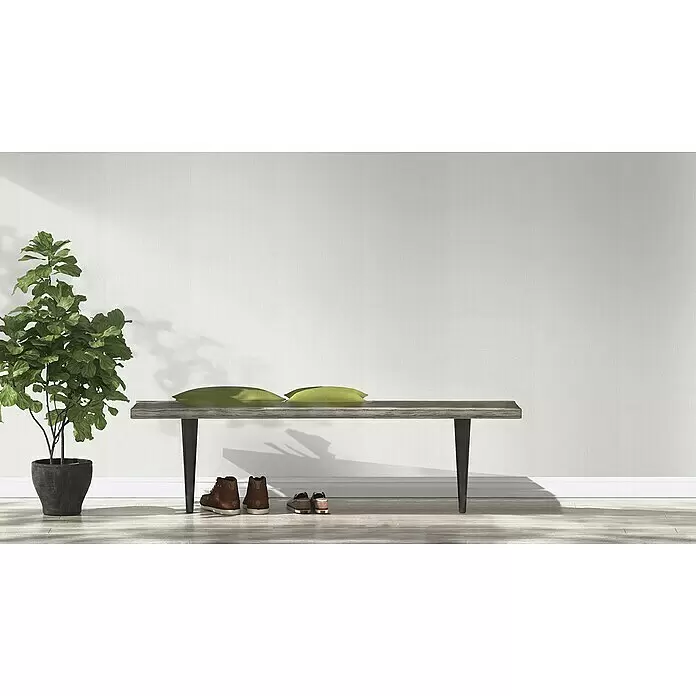 Rasch Wallton Vliestapete Premium Längsstreifen I - Weiß, Uni, 25 x 1,06 m - Rustikale Holzbank mit grünen Kissen, braunen Schuhen darunter und einer Topfpflanze daneben.