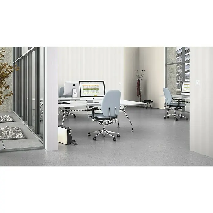 Rasch Wallton Vliestapete Blockstreifen mit Textilstruktur - Weiß, Streifen, 25 x 1,06 m - Ein moderner Büroraum mit einem eleganten Bürostuhl und einem hellen, geräumigen Arbeitsbereich, der eine professionelle Atmosphäre schafft.