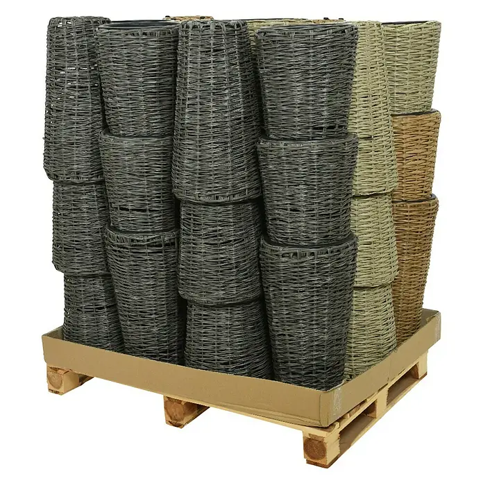 Maceta para planta Tamera - Dimensiones externas (Ø x Al): 28 x 50 cm, Material compuesto, Colores surtidos - Palet apilado con maceteros de mimbre en tonos grises y naturales, ideales para decoración interior y exterior.