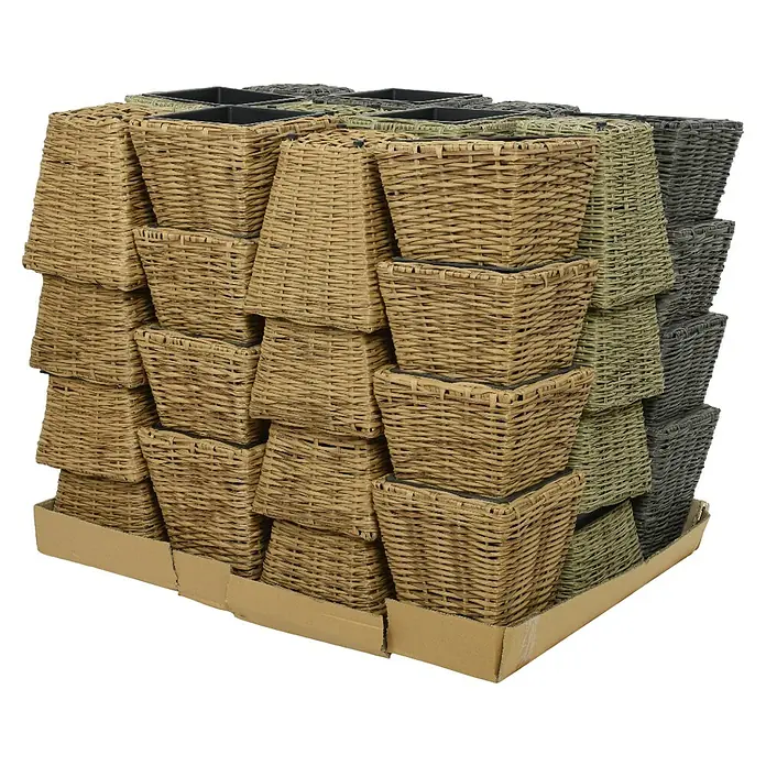 Maceta para planta Campelo - 28 x 28 x 30 cm, Material compuesto, Colores surtidos - Jardineras rectangulares de mimbre en colores surtidos apiladas en un palé para la venta.
