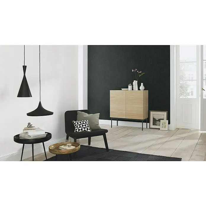 Rasch Wallton Vliestapete Premium Gewebestruktur Leinenoptik - Weiß, Uni, 25 x 1,06 m - Stilvolles Interieur mit zwei schwarzen Pendelleuchten über einem kleinen Tisch, einem Stuhl und einem Holzschrank vor einer dunklen Wand.