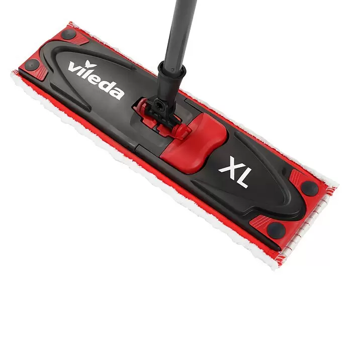 Vileda Ultramax Flachwischer XL System 2in1 - Materialspezifizierung: Mikrofaser - Vileda XL Flachwischer mit schwarzem und rotem Kopf, weißem Mikrofaserpad und grauem Stiel.