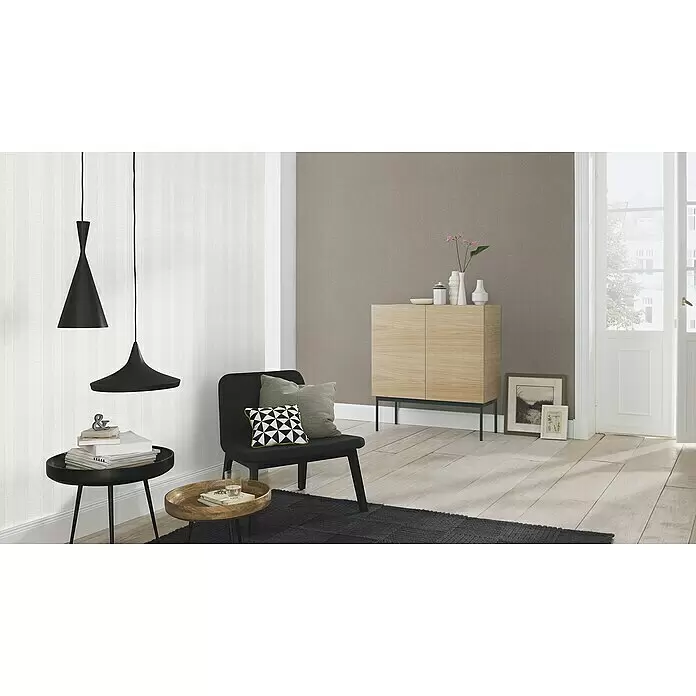 Rasch Wallton Vliestapete Kreativstreifen - Weiß, Streifen, 25 x 1,06 m - Ein modernes Wohnzimmer mit schwarzem Stuhl, Beistelltischen, Pendelleuchten und einem Holzschrank in stilvoller und gemütlicher Atmosphäre.