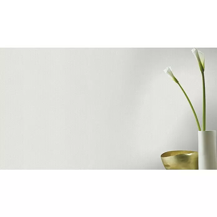 Rasch Wallton Vliestapete Feine Putzstruktur - Weiß, Uni, 10,05 x 0,53 m - Texturierte cremeweiße Tapete mit feiner Maserung, gezeigt an einer Wand mit einer weißen Vase mit Calla-Lilien und einer goldenen Dekoschale.