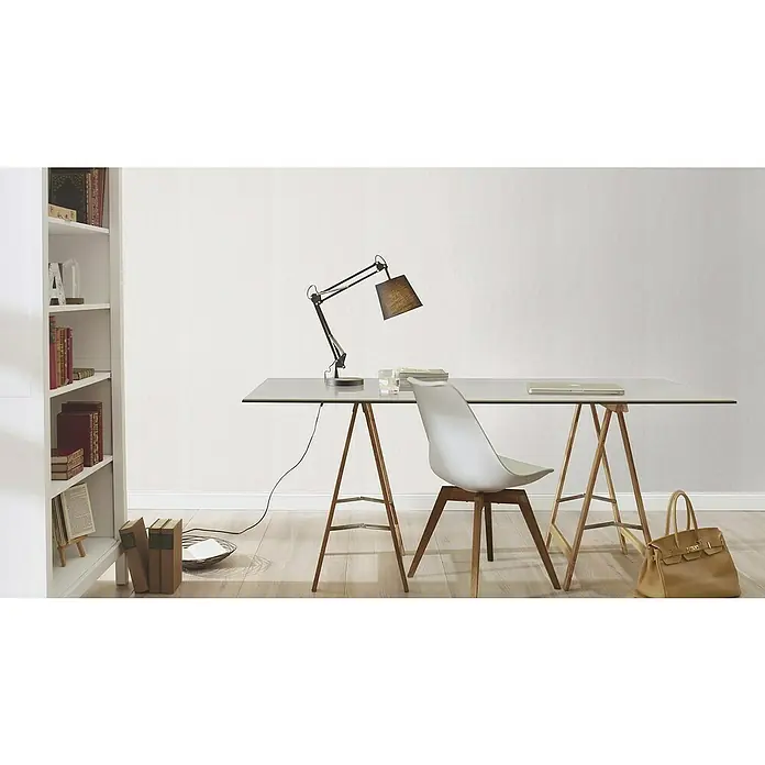 Rasch Wallton Vliestapete Premium Längsstreifen I - Weiß, Uni, 25 x 1,06 m - Ein minimalistischer Arbeitsbereich mit einer eleganten Schreibtischlampe, einem modernen Stuhl, und einem hellen Bücherregal für ein modernes Ambiente.