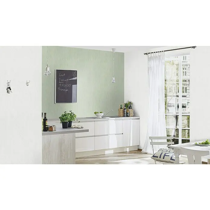 Rasch Wallton Vliestapete Putzstruktur Wischoptik - Weiß, Uni, 25 x 1,06 m - Helle Küche mit weißer Küchenzeile, Esstisch und Stühlen unter dem Fenster. Eine Tafel hängt an der Wand mit einer Einkaufsliste.
