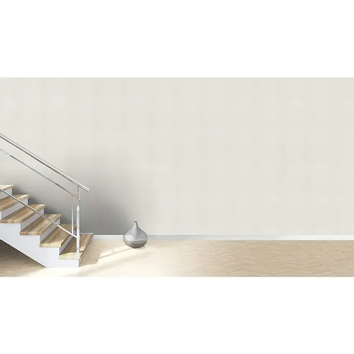 Rasch Wallton Vliestapete Premium Struktur II - Weiß, Uni, 10,05 x 0,53 m - Ein modernes Interieur mit einer Treppe mit Holzstufen und einem silbernen Krug vor einer hellen Wand und einem Fischgrätparkett.