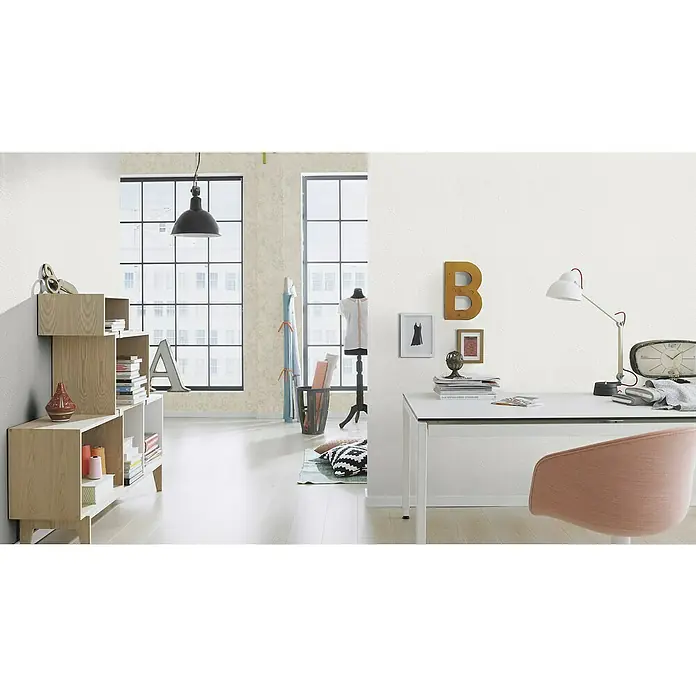 Rasch Wallton Vliestapete Premium Polyomino - Weiß, Grafisch, 10,05 x 0,53 m - Das Bild zeigt ein stilvolles Interieur mit einem modernen Regal und einem Schreibtisch, der mit einer Lampe und dekorativen Gegenständen ausgestattet ist.