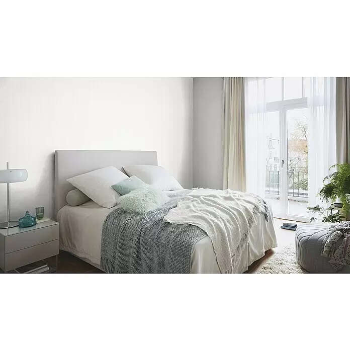 Rasch Wallton Vliestapete Premium Längsstreifen I - Weiß, Uni, 25 x 1,06 m - Helle, strukturierte weiße Tapete an der Wand eines gemütlichen Schlafzimmers mit Bett und Balkon.