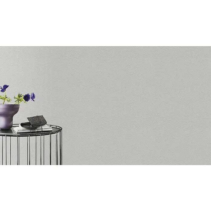 Rasch Wallton Vliestapete Gräserstruktur - Weiß, Uni, 25 x 1,06 m, Grobe Struktur, Matt - Nahaufnahme eines eleganten Couchtisches mit Blumenvase und Deko. Perfekt für stilvolle Akzente in Ihrem Wohnraum.