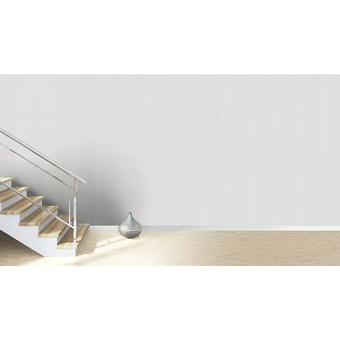 Rasch Wallton Vliestapete Premium Gewebestruktur Leinenoptik - Weiß, Uni, 25 x 1,06 m - Helle Treppe mit Holzstufen und Metallgeländer in einem minimalistischen Interieur mit einer silbernen Vase auf dem Parkettboden.