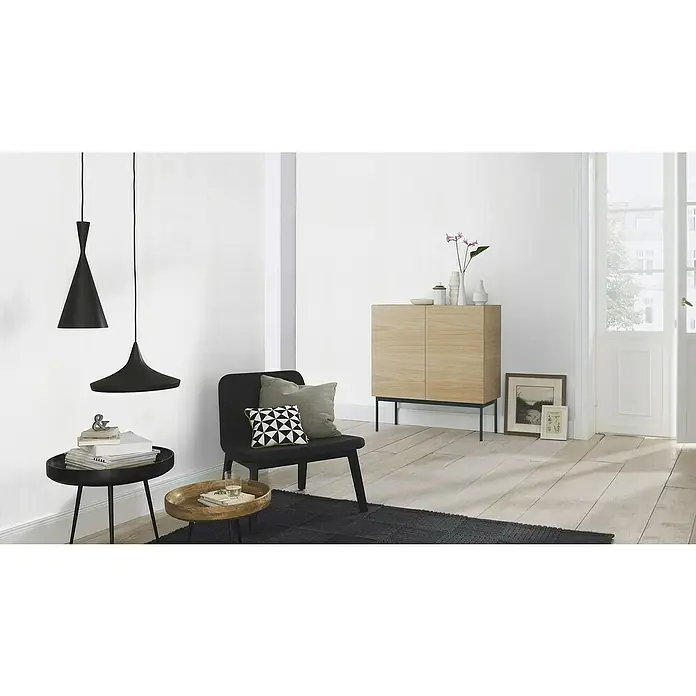 Rasch Wallton Vliestapete Premium Feine Putzstruktur - Weiß, Uni, 25 x 1,06 m - Minimalistisches Interieur mit schwarzen Hängelampen, einem schwarzen Stuhl und einem hellen Holzschrank.