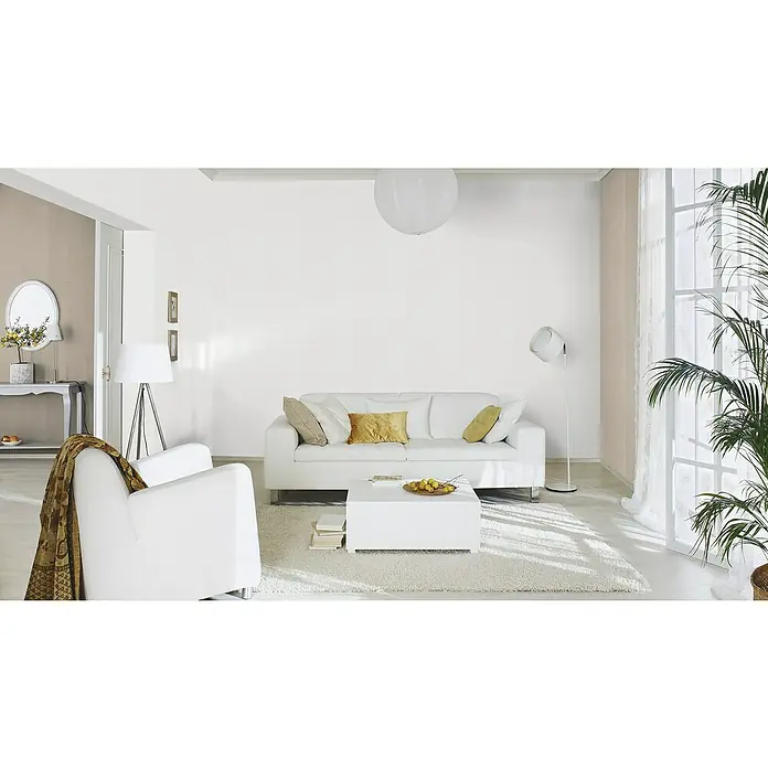 Rasch Wallton Vliestapete Premium Struktur I - Weiß, Uni, 10,05 x 0,53 m - Ein helles Wohnzimmer mit einem weißen Sofa, einem Sessel und einem weißen Teppich, der eine ruhige und einladende Atmosphäre schafft.