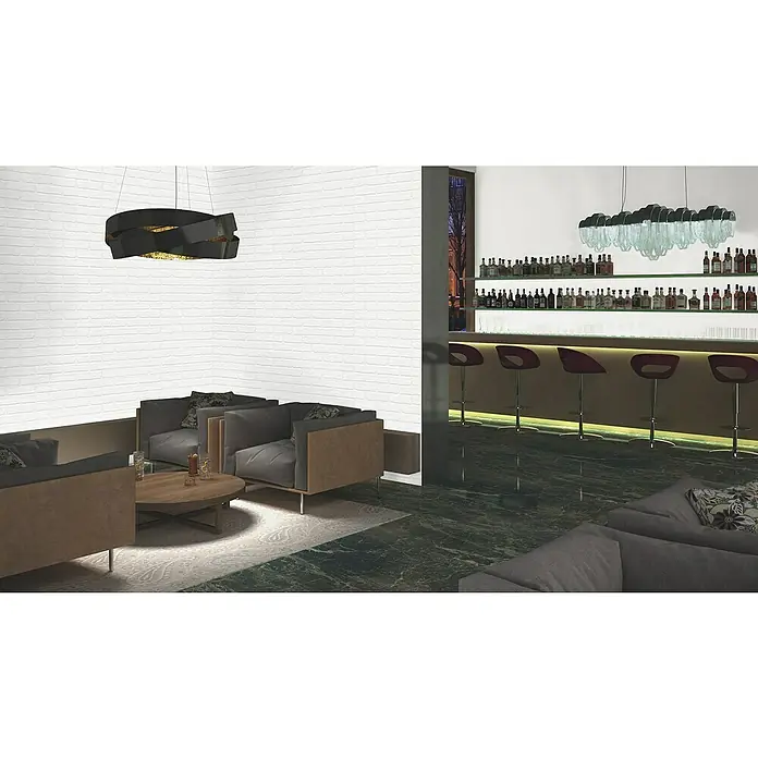 Rasch Wallton Vliestapete Mauersteine I - Weiß, Steinoptik, 10,05 x 0,53 m - Lounge-Bereich mit stilvoller Pendelleuchte und Bar im Hintergrund. Elegante Möbel und moderne Beleuchtung schaffen eine einladende Atmosphäre.