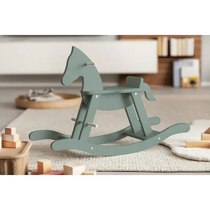 SCHÖNER WOHNEN-Farbe Pep up Renovierfarbe für Kindermöbel und -spielzeug - Salbeigrün, 1 l, Seidenmatt - Ein mintgrünes Holzschaukelpferd für Kinder, das auf einem hellen Teppich steht und mit Holzspielzeugen umgeben ist.