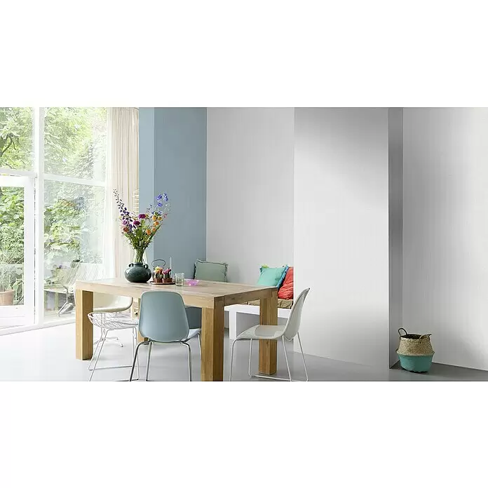 Rasch Wallton Vliestapete Grafisches Linien-Allover - Weiß, Uni, 25 x 1,06 m, Feine Struktur, Glänzend - Texturierte weiße Tapete in einem hellen Esszimmer mit blauer Akzentwand, Holztisch, Stühlen und großen Fenstern.