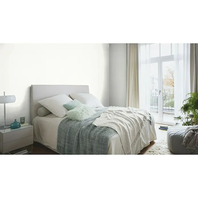 Rasch Wallton Vliestapete Makulaturvlies - Weiß, Uni, 25 x 0,75 m, Grammatur: 120 g/m² - Schlafzimmer mit weißer Bettwäsche und hellen Vorhängen. Einladender Raum mit minimalistischem Design und viel natürlichem Licht für erholsame Nächte.
