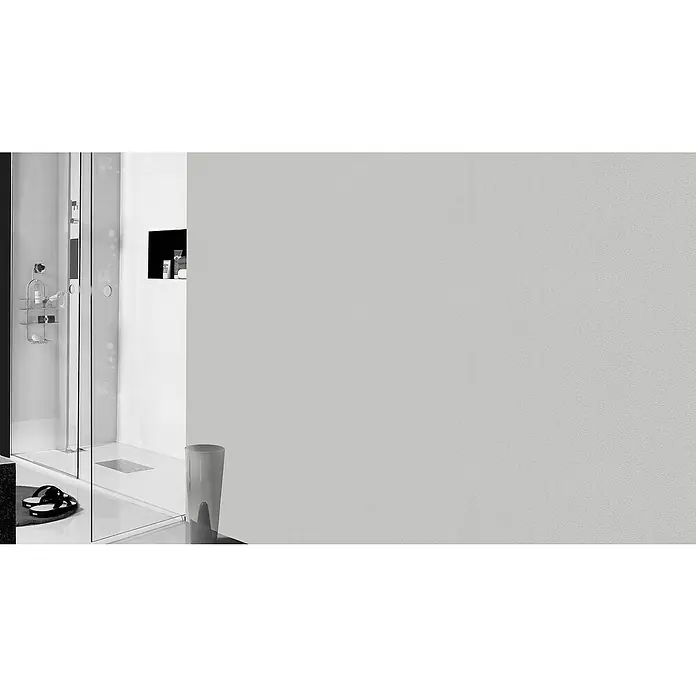 Rasch Wallton Vliestapete Grafisches Linien-Allover - Weiß, Uni, 25 x 1,06 m, Feine Struktur, Glänzend - Badezimmer mit Dusche und kleinem Regal in der Wand. Auf dem Boden steht ein Abfalleimer und Badeschuhe liegen neben der Dusche.