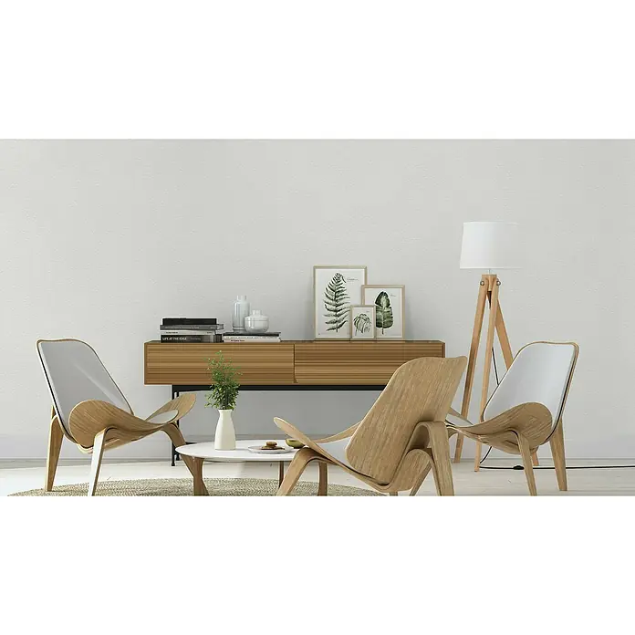 Rasch Wallton Vliestapete Grobe TextiloptikWeiß, Uni, 10,05 x 0,53 m, Feine Struktur, Matt - Modernes Wohnzimmer mit zwei Holzstühlen, einem Lowboard und einer Stehlampe. Die Stühle sind das zentrale Element des Raumes.