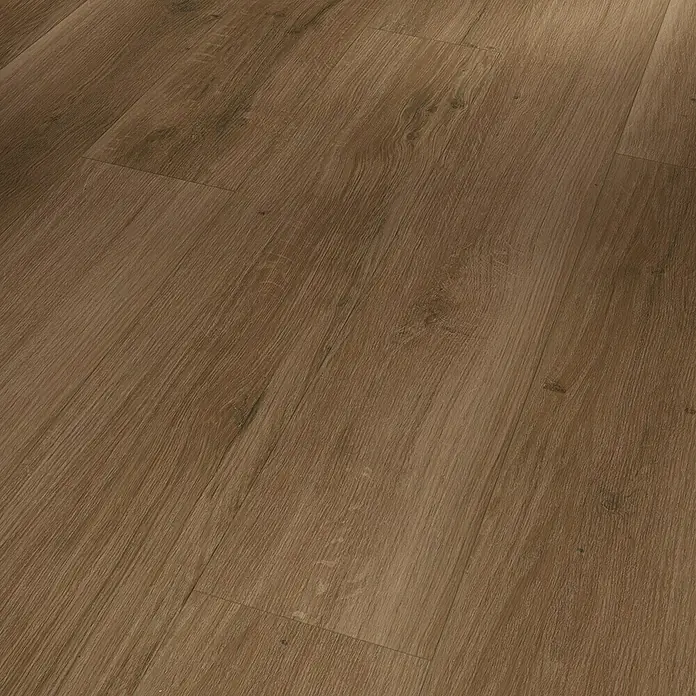 Parador Designboden Modular ONE Eiche Spirit Geräuchert1.285 x 194 x 8 mm, Landhausdiele, Eiche Spirit Geräuchert - Nahaufnahme eines Laminatbodens in warmen Brauntönen mit sichtbarer Holzstruktur, ideal für moderne Innenräume.