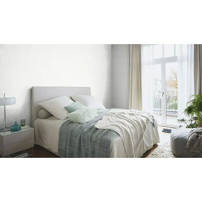 Rasch Wallton Vliestapete Feine GräserWeiß, Streifen, 10,05 x 0,53 m - Elegantes Schlafzimmer mit einem bequemen Bett, einer stilvollen Nachttischlampe und einem einladenden Ambiente für erholsame Nächte.