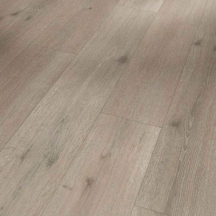 Parador Designbodenmuster Modular ONE Urban Grau - 200 x 194 x 8 mm, Landhausdiele - Nahaufnahme von hellem Laminatboden mit Holzmaserung, der eine moderne und natürliche Optik bietet.