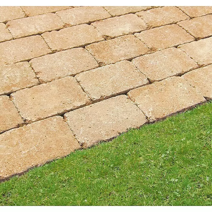 Diephaus Pflasterstein Austin - Sandstein, 14 x 14 x 7 cm, Rechteckig - Beige, strukturierte Pflastersteine bilden eine Begrenzung neben grünem Gras.