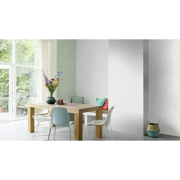 Rasch Wallton Vliestapete Putzstruktur - Weiß, Uni, 25 x 1,06 m, Grobe Struktur, Matt - Helles Esszimmer mit Holztisch, Blumen und Stühlen. Die strukturierte Tapete sorgt für eine elegante Atmosphäre im Raum.