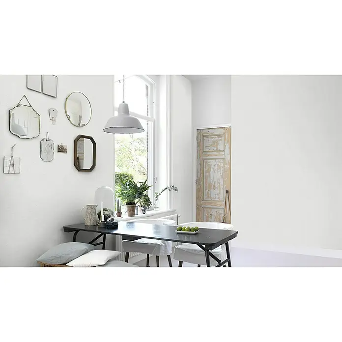 Rasch Wallton Vliestapete Grobe Textiloptik - Weiß, Uni, 10,05 x 0,53 m, Feine Struktur, Matt - Eine elegante Esszimmereinrichtung mit einem Esstisch, Stühlen und einer Spiegelkollektion an der Wand. Die Einrichtung wird durch eine charmante Pendelleuchte ergänzt.
