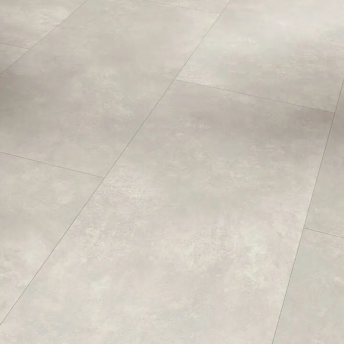Parador Designboden Modular One - Beton Weiß, Fliese, 853 x 400 x 8 mm - Nahaufnahme von beigen Bodenfliesen mit subtilen Texturen und Fugenlinien, die ein sauberes, modernes Erscheinungsbild verleihen.