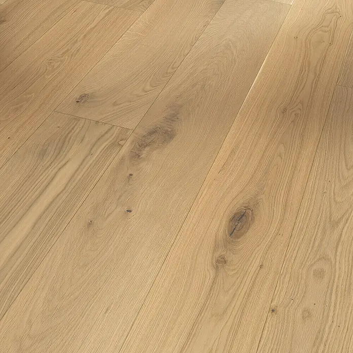 Parador Parkett Basic 11.5 - Eiche gebürstet weiß Naturöl, Landhausdiele, 2.200 x 185 x 11,5 mm - Helles Eichenparkett mit charakteristischen Astlöchern und Maserungen. Die Oberfläche ist matt versiegelt und betont die natürliche Holzstruktur.