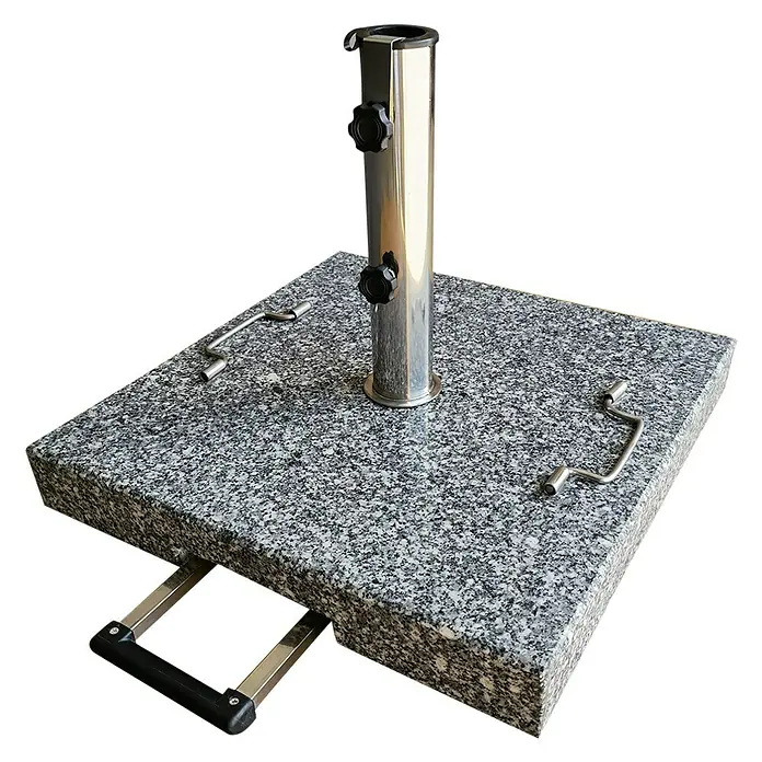 Granitschirmständer - 50 kg, Rollen - Ein quadratischer, grauer Sonnenschirmständer aus Granit mit einem silbernen Mast und Griffen.