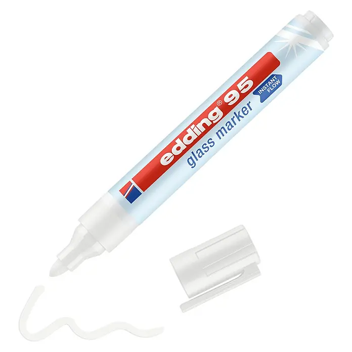 Edding Glasmarker 95 - Weiß, Strichstärke: 1,5 mm - 3 mm - Nahaufnahme eines Edding 95 Glasmarkers, der weiße Farbe auf eine schwarze Oberfläche aufträgt, mit dem Deckel daneben.