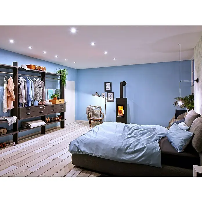 Osram Set de bombillas LED PAR16 - GU10, Blanco frío, 350 lm, 4,5 W, 5 ud. - Dormitorio con una cama moderna en el centro, una chimenea y un vestidor en el lateral.
