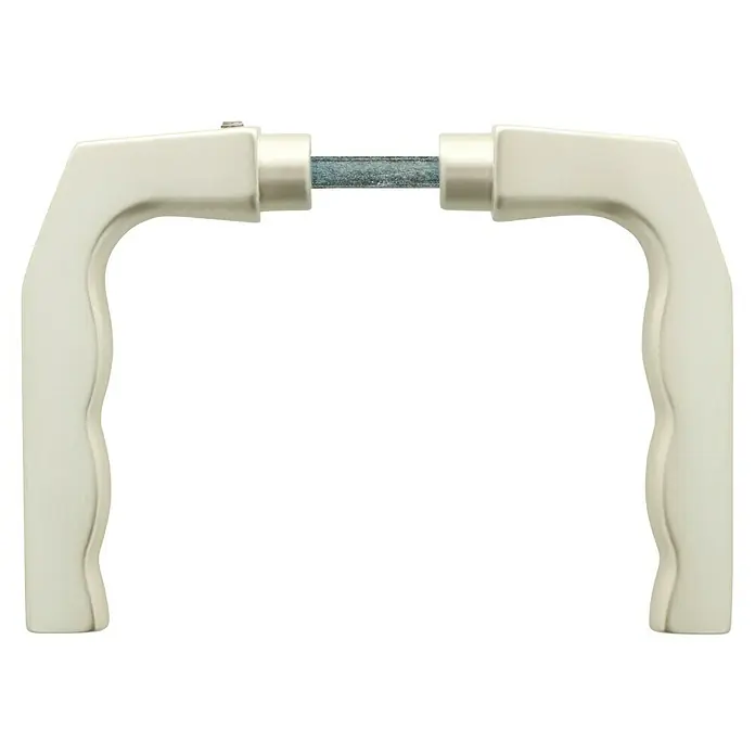 Portaferm Drückerpaar - Neusilber, Fingerform - Eine Nahaufnahme eines Fenstergriffs, der eine robuste Bauweise und ein ergonomisches Design für einfache Bedienung zeigt.