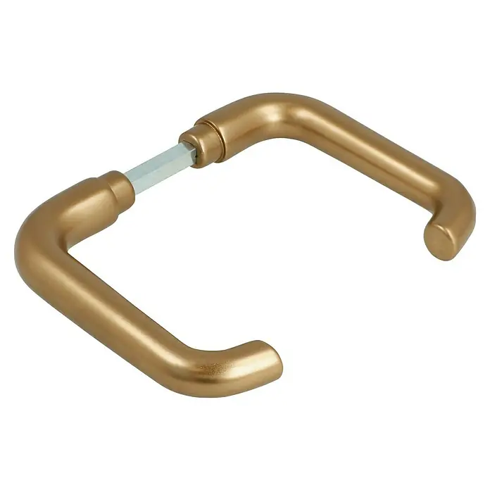 Portaferm DrückerpaarBronze, U-Form - Nahaufnahme von goldenen Türgriffen mit einem Verbindungstück aus Metall. Ideal für modernes Design und Funktionalität im Haus.