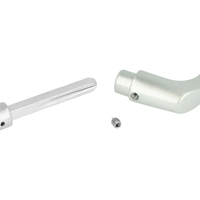 Portaferm Drückerpaar - Silber, Stärke Tür: 35 mm - 45 mm, Fingerform - Nahaufnahme eines silbernen Türgriffs, der auseinandergenommen wurde und dessen Bestandteile sichtbar sind.