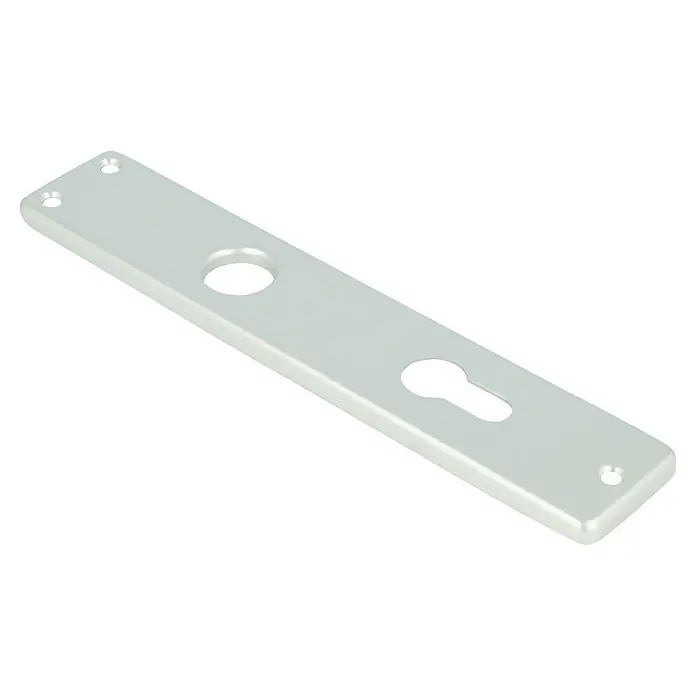 Portaferm Langschild - Distanznorm: 72 mm, Profilzylinder, Silber, Eckig - Nahaufnahme einer weißen Türschildabdeckung mit einem Schlüsselloch und zwei Löchern für Schrauben, die auf einem schwarzen Hintergrund liegen.