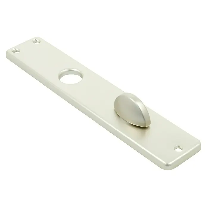 Portaferm WC-Drückergarnitur - Schlitzkopf/Olive, Aluminium, Neusilber - Nahaufnahme eines länglichen, silbernen Türbeschlags mit ovalem Knauf und Befestigungslöchern auf schwarzem Hintergrund.