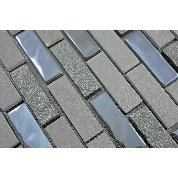 Selbstklebemosaik SAM 4CMIL3 - 29,8 x 30,4 cm, Schwarz, Matt - Nahaufnahme eines Mosaiks aus grauen, rechteckigen Steinen und glänzenden, silberfarbenen Akzenten, die ein modernes Design erzeugen.