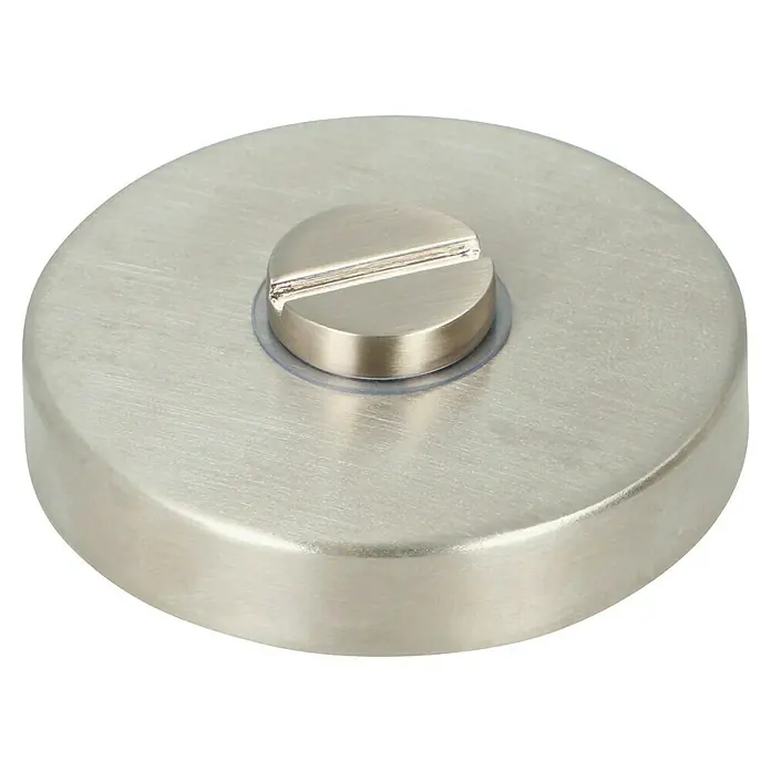 Portaferm WC-Drückergarnitur - Schlitzkopf/Olive, Edelstahl - Nahaufnahme einer runden, silberfarbenen Abdeckung mit einer mittigen Schraube, die ein modernes und minimalistisches Design zeigt.