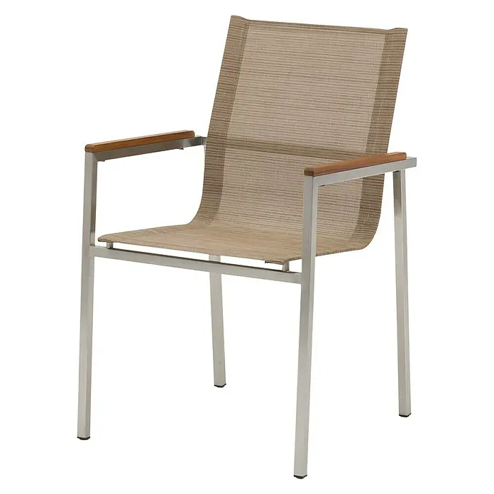 Silla de jardín Betty - An x Pr x Al: 55 x 56 x 86 cm, Beige, Acero/Textiline - Elegante diseño de silla de exterior con malla beige y reposabrazos con detalles en madera sobre un marco moderno y elegante.