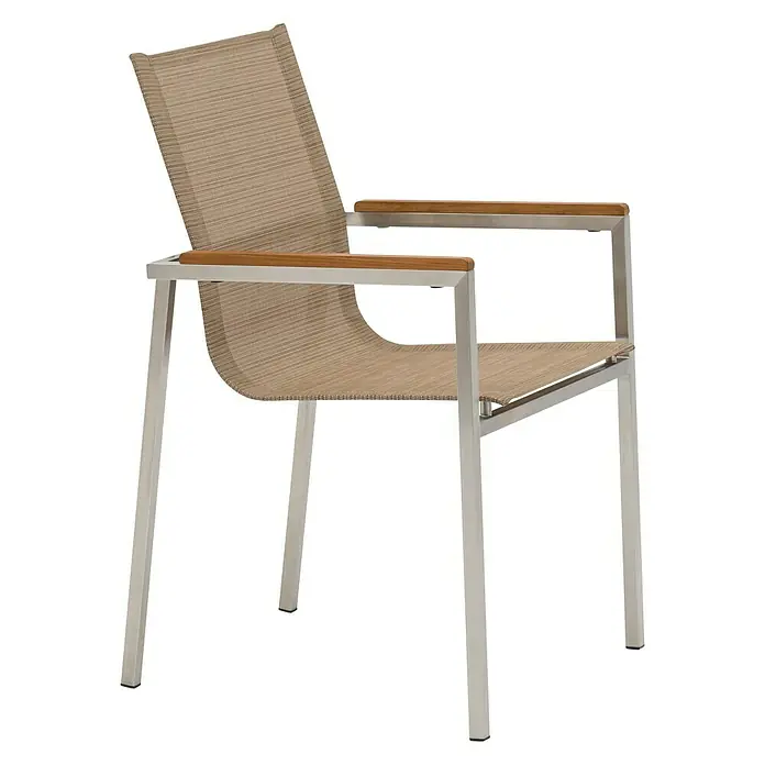 Silla de jardín Betty - An x Pr x Al: 55 x 56 x 86 cm, Beige, Acero/Textiline - Elegante sillón con tela beige y reposabrazos de madera, sobre un robusto marco metálico plateado. Ideal para espacios exteriores con estilo.