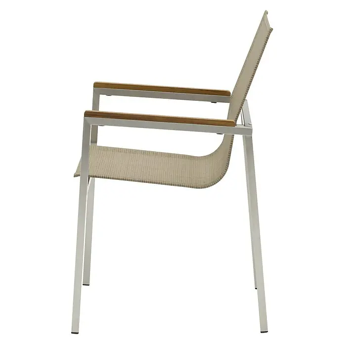 Silla de jardín Betty - An x Pr x Al: 55 x 56 x 86 cm, Beige, Acero/Textiline - En la imagen se muestra una moderna silla de patio con reposabrazos de madera y un marco de aluminio con recubrimiento en polvo.