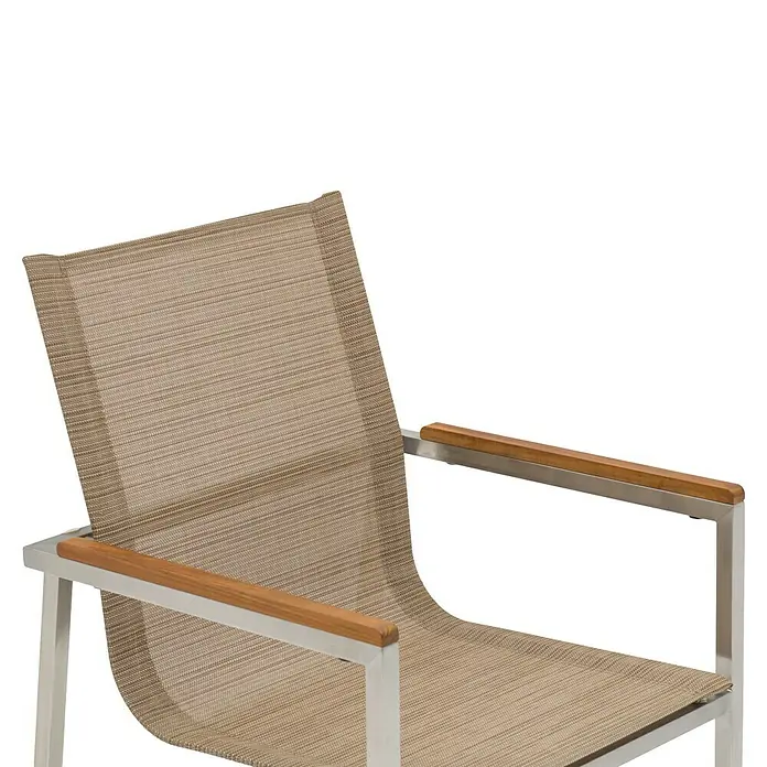 Silla de jardín Betty - An x Pr x Al: 55 x 56 x 86 cm, Beige, Acero/Textiline - Primer plano de una silla de exterior con un tejido de malla beige, reposabrazos de madera y una estructura de metal blanco. La silla está diseñada para exteriores.