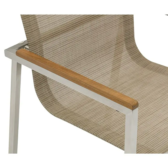 Silla de jardín Betty - An x Pr x Al: 55 x 56 x 86 cm, Beige, Acero/Textiline - Vista detallada de una silla de jardín con reposabrazos y tejido de malla beige. La silla tiene un diseño moderno con un marco blanco.