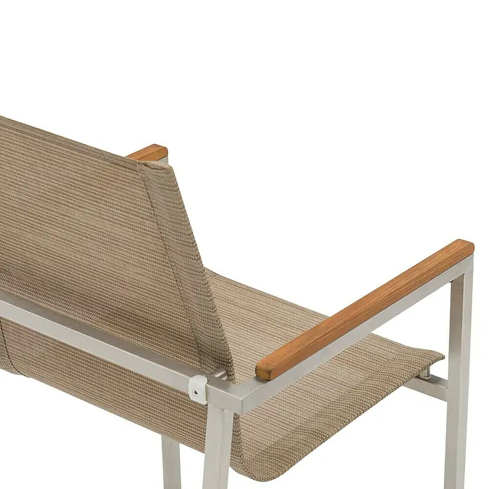 Silla de jardín Betty - An x Pr x Al: 55 x 56 x 86 cm, Beige, Acero/Textiline - Primer plano de una silla de exterior con tapicería textil, estructura metálica y reposabrazos de madera. Diseño moderno ideal para terrazas y jardines.