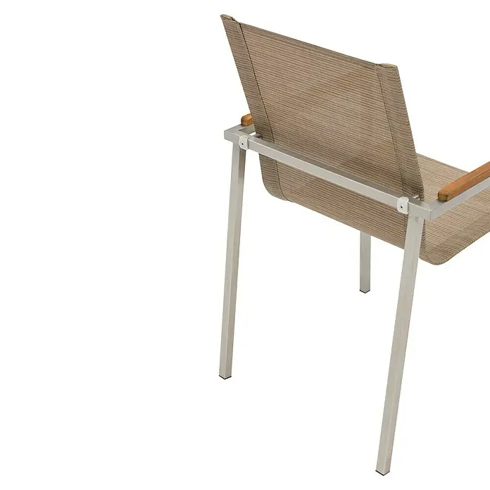 Silla de jardín Betty - An x Pr x Al: 55 x 56 x 86 cm, Beige, Acero/Textiline - Imagen de una silla de exterior con tejido color arena y estructura metálica plateada, que ofrece estilo y confort para su uso al aire libre.